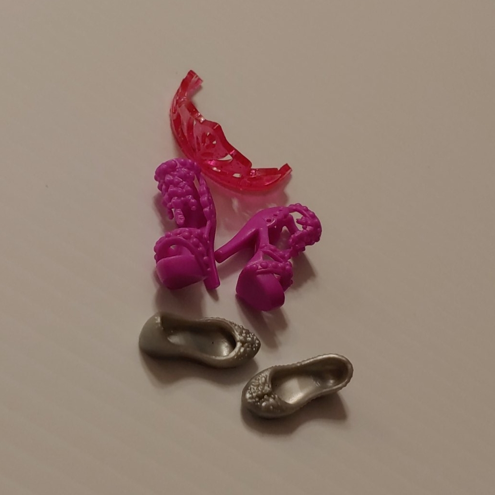 Barbie accessories.